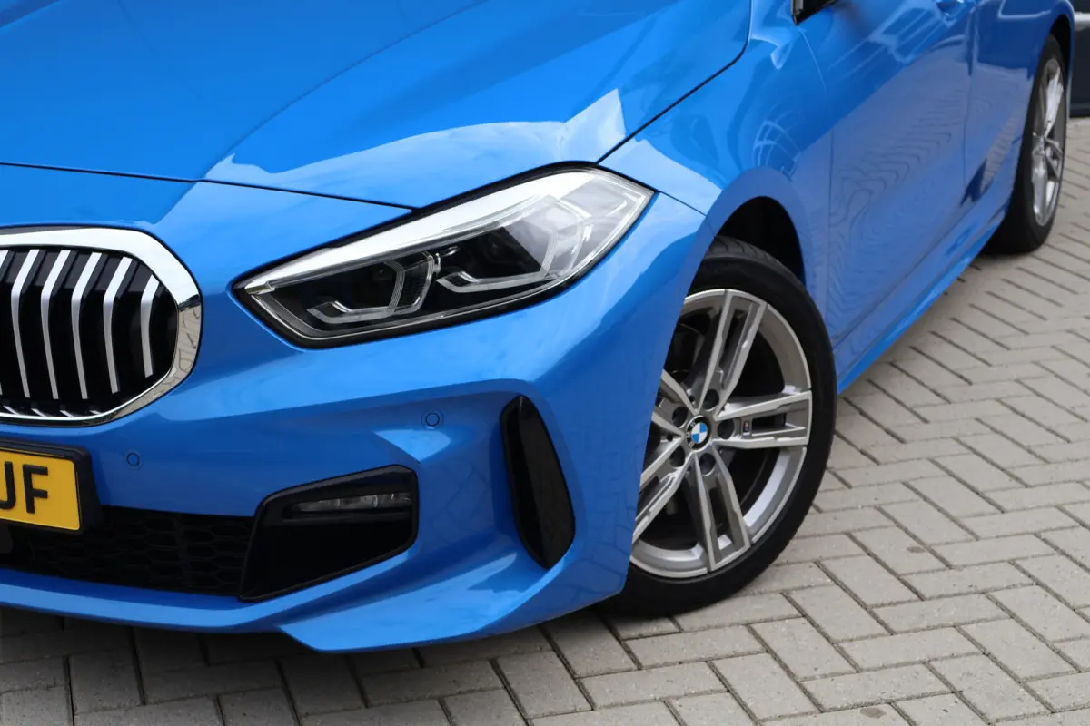 118i M-Sport Executive Edition Misano Blau | 1e eig. | Stoelverwarming | Keyless Entry | Live Cockpit Professional | Stuurverwarming