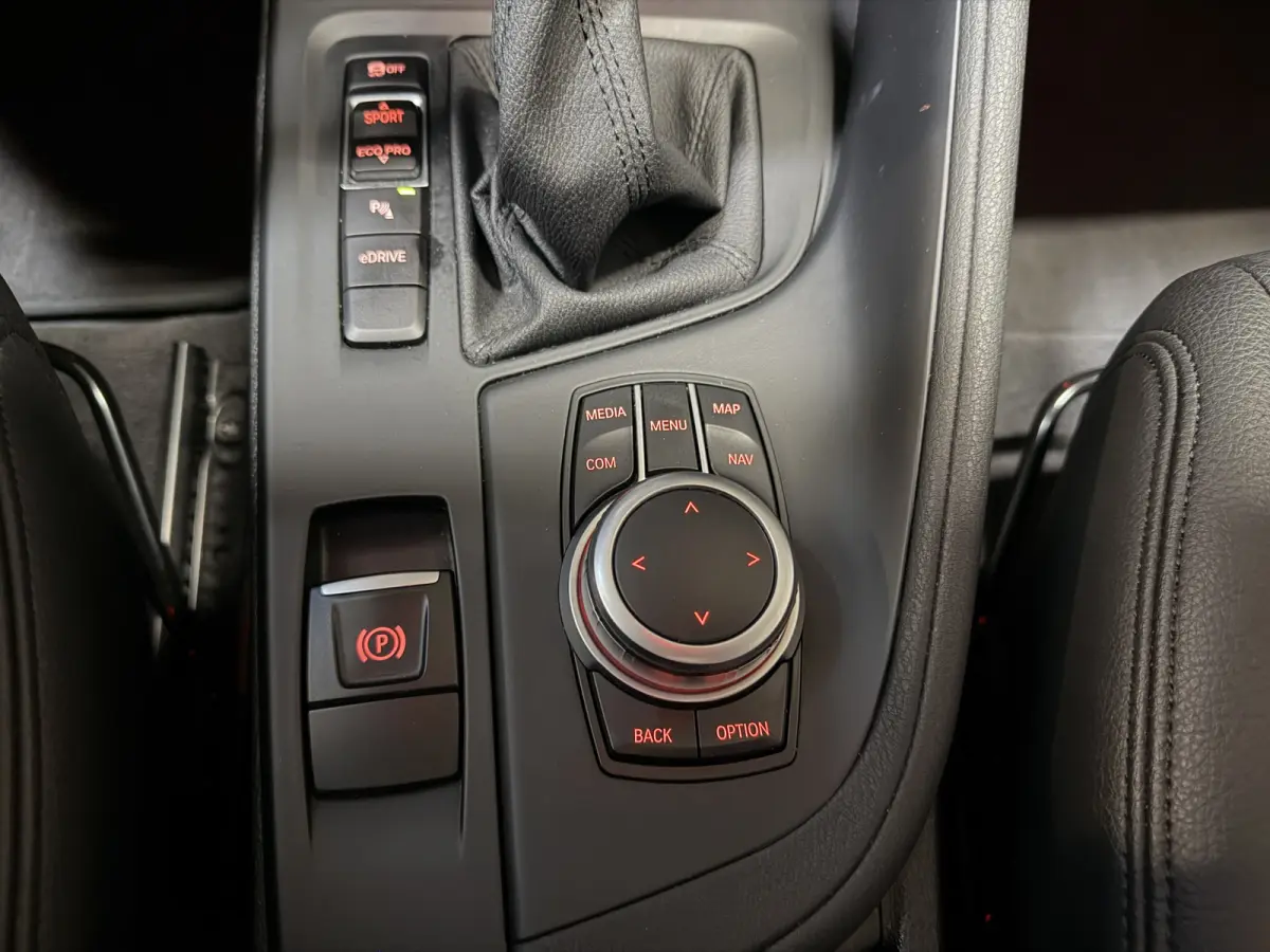 xDrive25e Executive | Pano | Head-up | Leder | M-stuur + velgen | Camera | Full LED | Dealer onderhouden