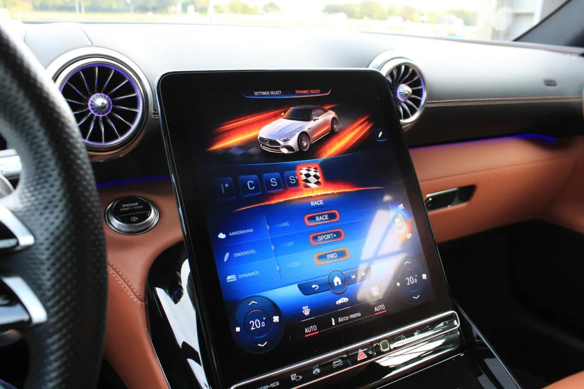 Roadster AMG 63 4MATIC+ Monzagrijs Magno | 4-Wielsturing | Burmester | Digital Light | Airscarf | Rode Kap | Memory | Keyless | Night | Distronic | BTW