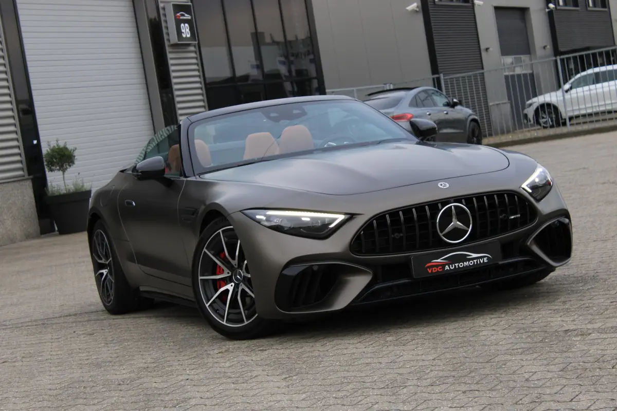 Roadster AMG 63 4MATIC+ Monzagrijs Magno | 4-Wielsturing | Burmester | Digital Light | Airscarf | Rode Kap | Memory | Keyless | Night | Distronic | BTW