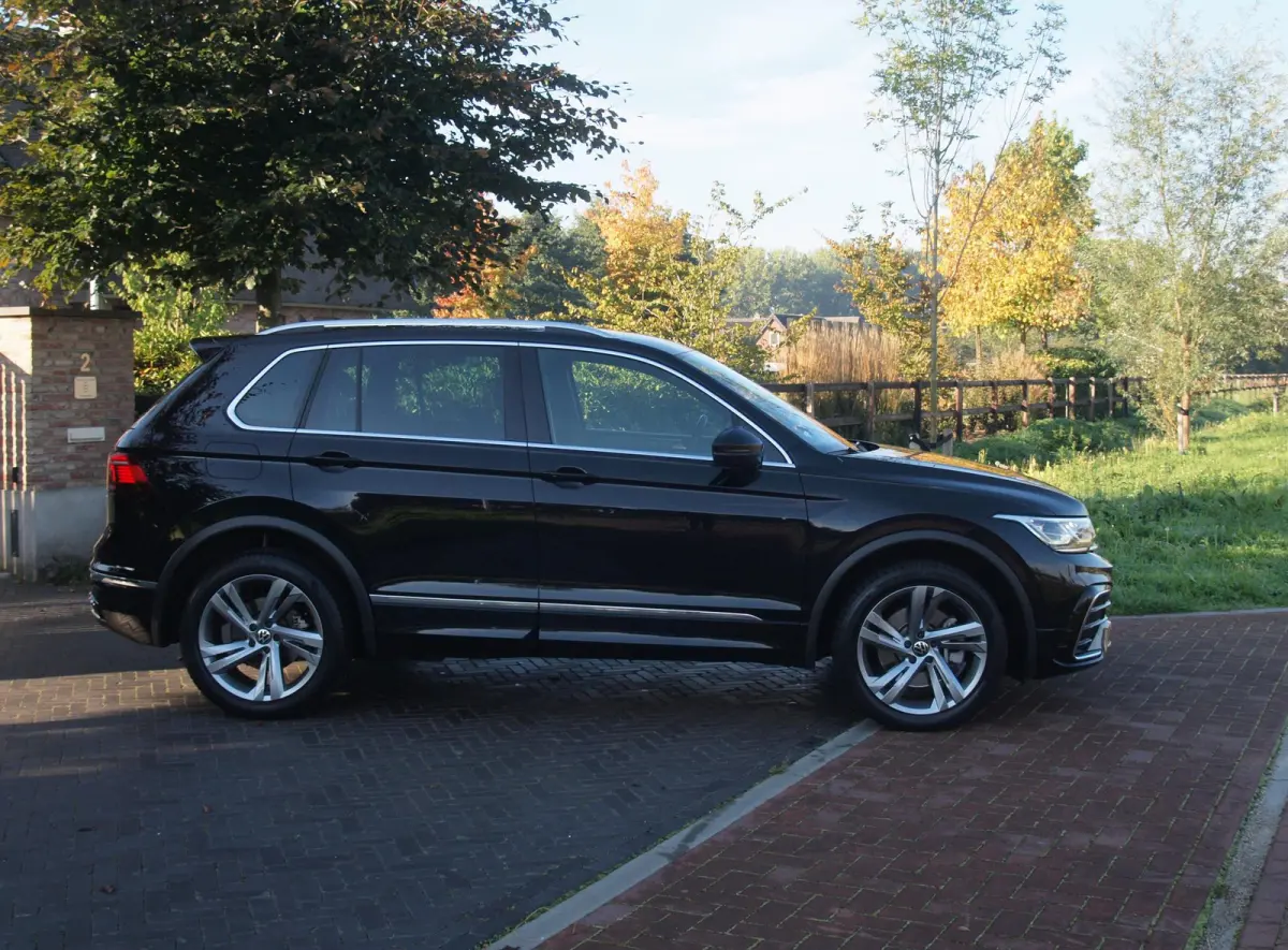 1.4 TSI eHybrid R-Line Business+ | Trekhaak | Apple Carplay | Sfeerverlichting | ACC | Virtual Cockpit | NL-Auto |
