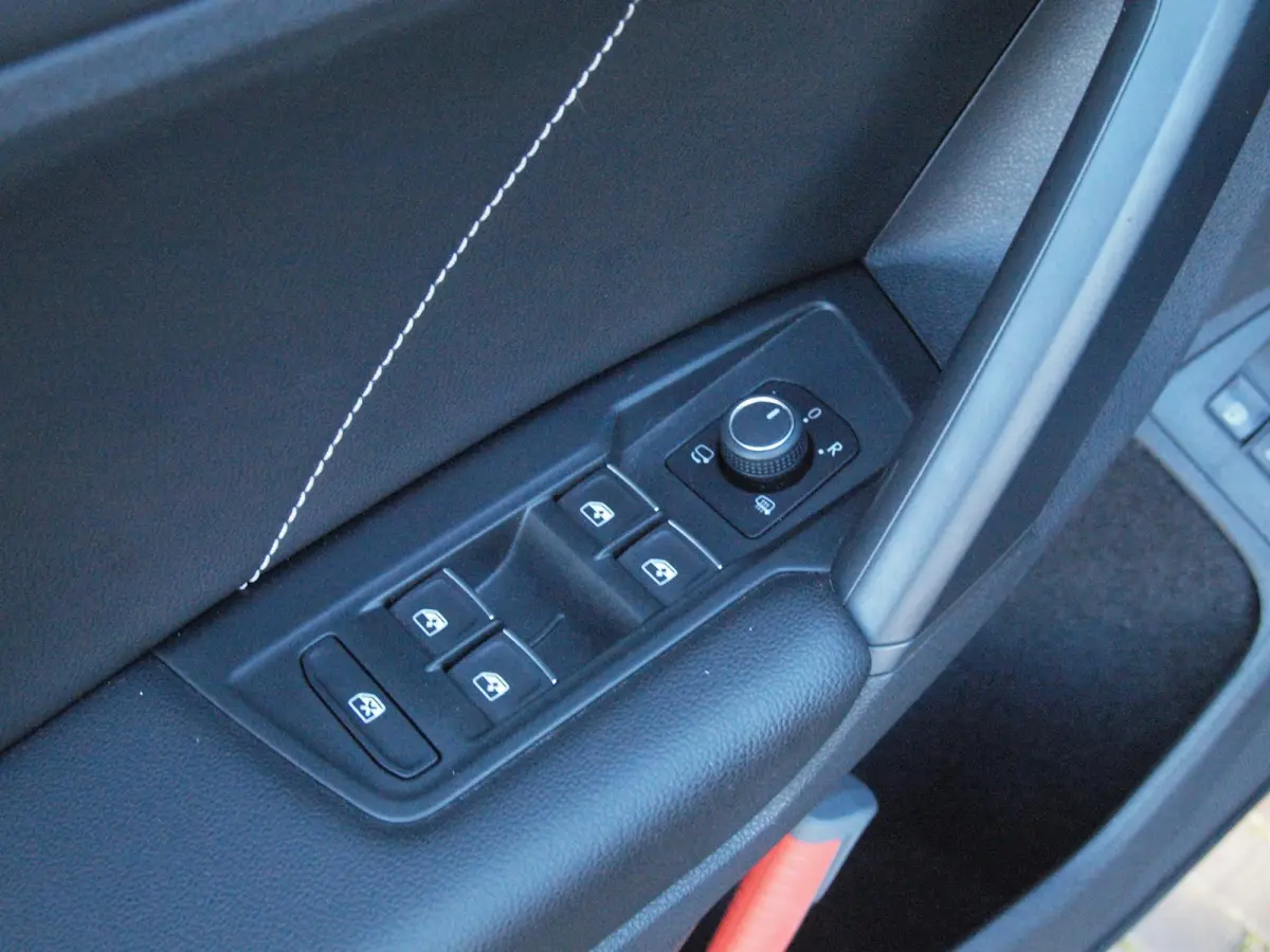 1.4 TSI eHybrid R-Line Business+ | Trekhaak | Apple Carplay | Sfeerverlichting | ACC | Virtual Cockpit | NL-Auto |
