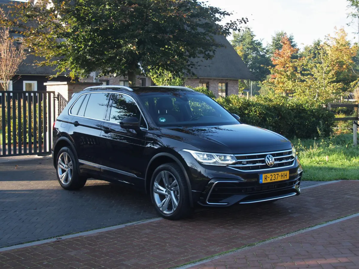 1.4 TSI eHybrid R-Line Business+ | Trekhaak | Apple Carplay | Sfeerverlichting | ACC | Virtual Cockpit | NL-Auto |