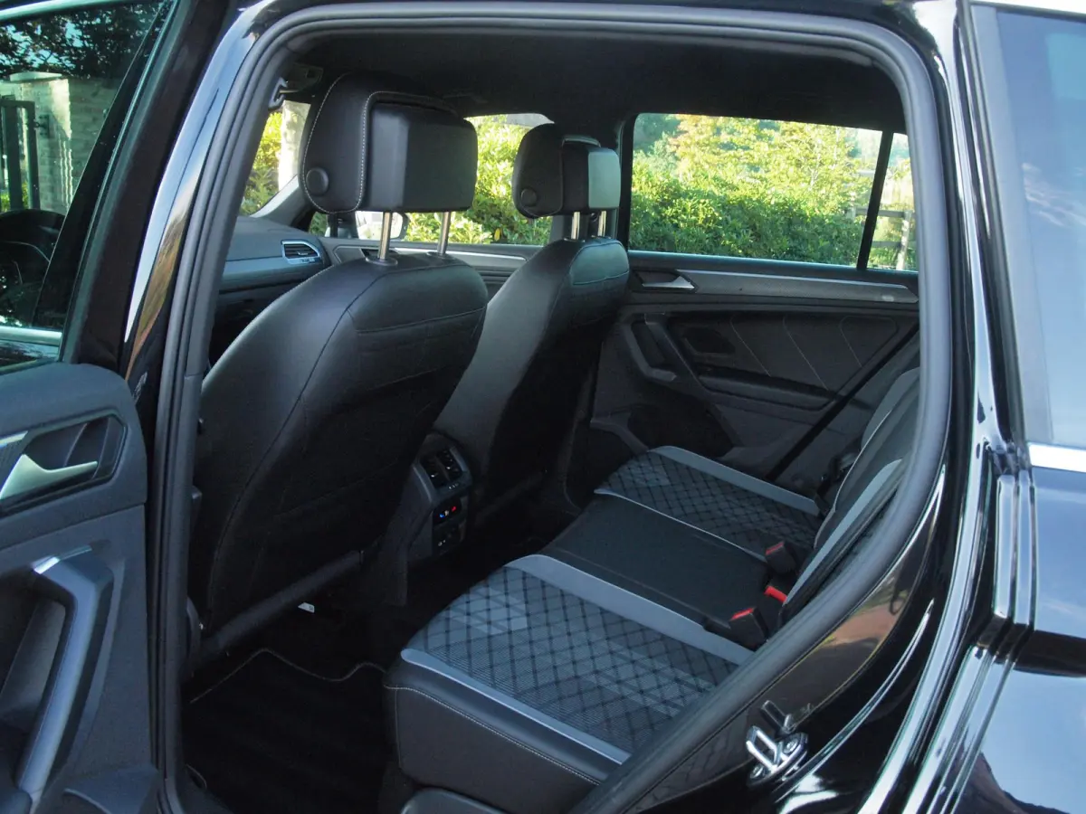 1.4 TSI eHybrid R-Line Business+ | Trekhaak | Apple Carplay | Sfeerverlichting | ACC | Virtual Cockpit | NL-Auto |