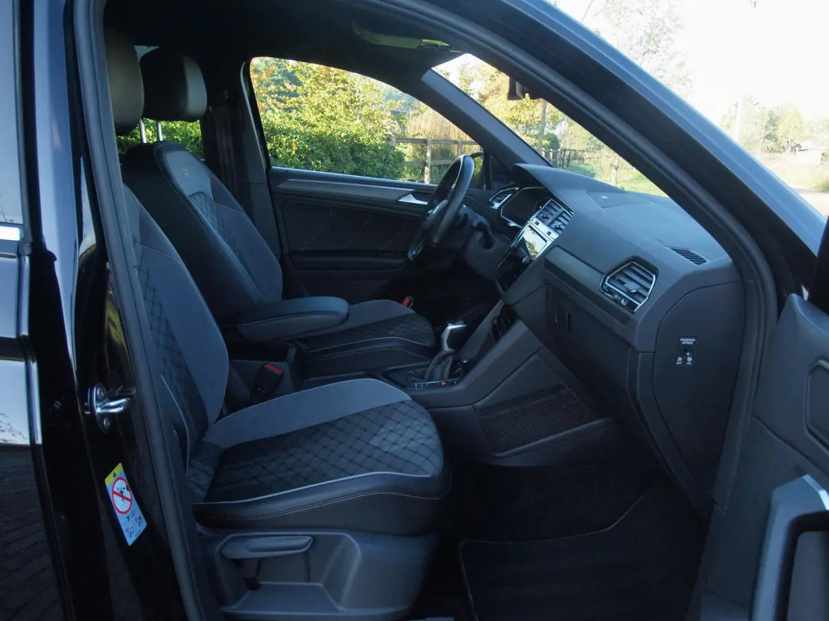 1.4 TSI eHybrid R-Line Business+ | Trekhaak | Apple Carplay | Sfeerverlichting | ACC | Virtual Cockpit | NL-Auto |
