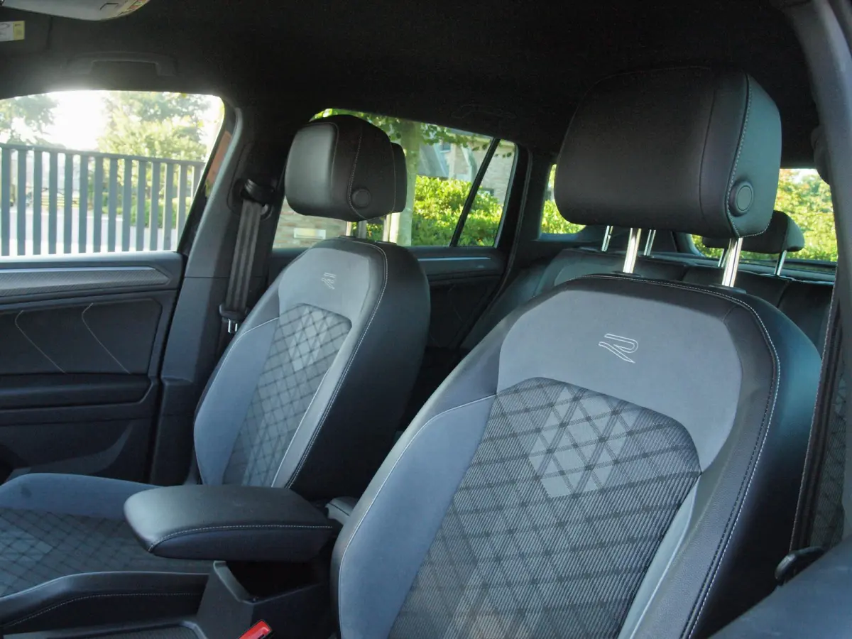 1.4 TSI eHybrid R-Line Business+ | Trekhaak | Apple Carplay | Sfeerverlichting | ACC | Virtual Cockpit | NL-Auto |