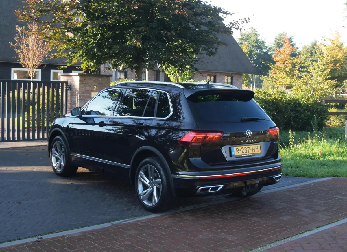 1.4 TSI eHybrid R-Line Business+ | Trekhaak | Apple Carplay | Sfeerverlichting | ACC | Virtual Cockpit | NL-Auto |