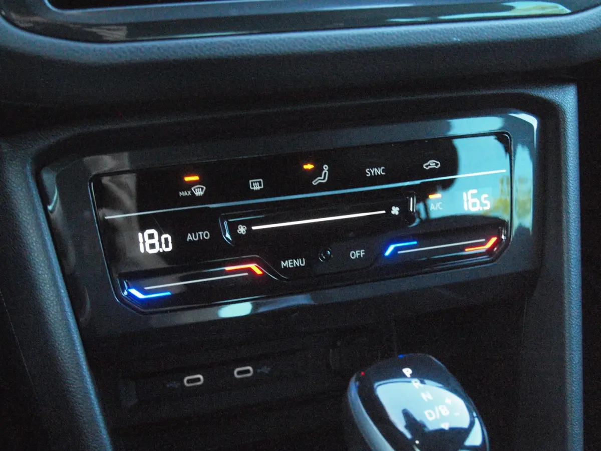 1.4 TSI eHybrid R-Line Business+ | Trekhaak | Apple Carplay | Sfeerverlichting | ACC | Virtual Cockpit | NL-Auto |