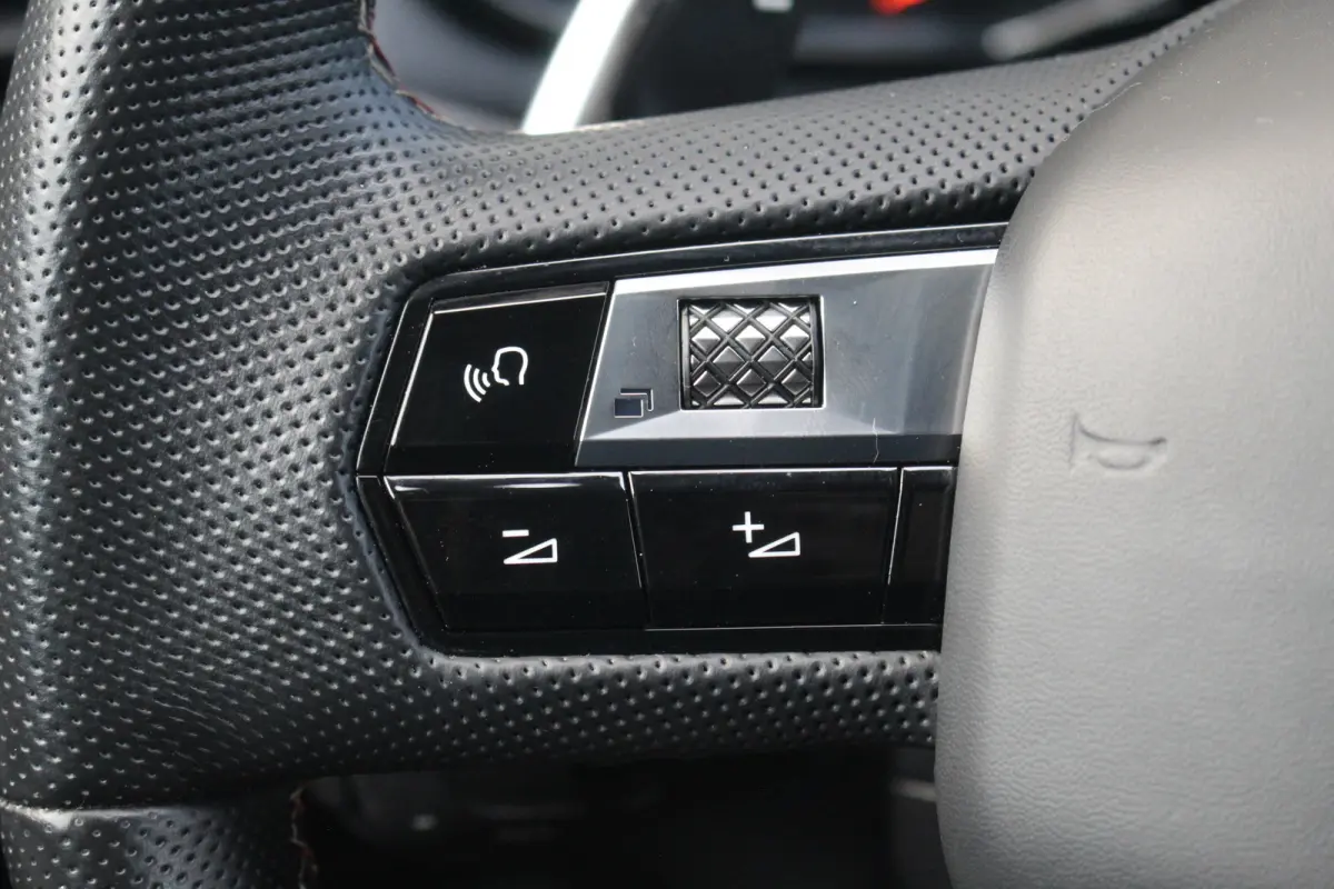 E-Tense 4x4 Performance Line | Pano | Leder / Alcantara | Memory | Camera | Focal Audio | CarPlay | Climate & Cruise C. | Pano | Leder / Alcantara | Memory | Camera | Focal Audio | CarPlay |