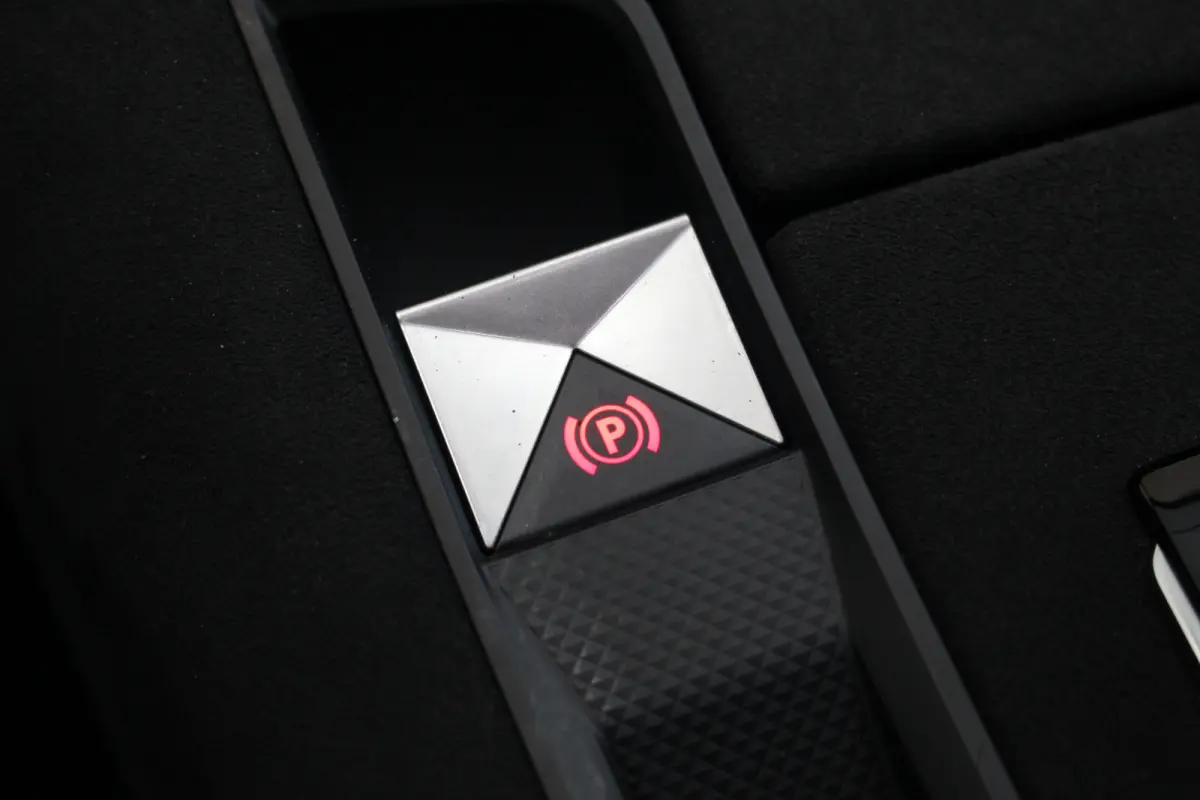 E-Tense 4x4 Performance Line | Pano | Leder / Alcantara | Memory | Camera | Focal Audio | CarPlay | Climate & Cruise C. | Pano | Leder / Alcantara | Memory | Camera | Focal Audio | CarPlay |