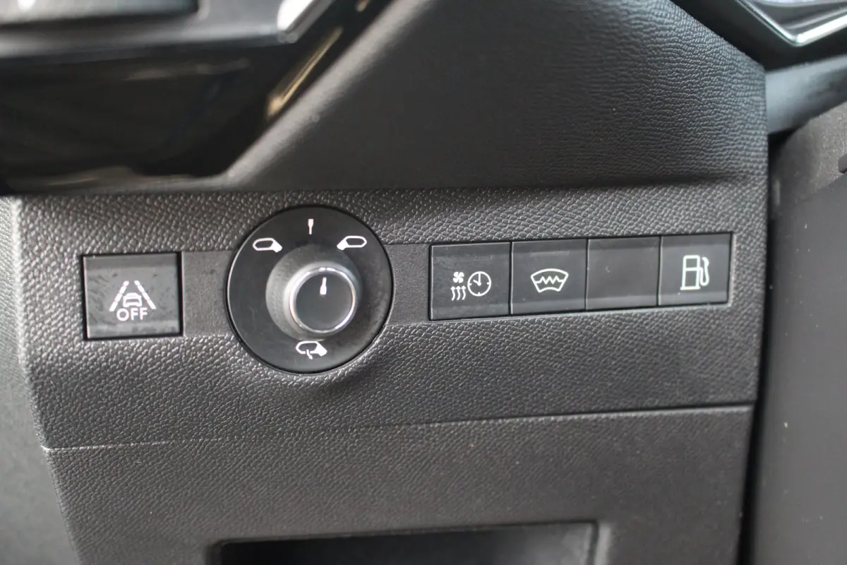 E-Tense 4x4 Performance Line | Pano | Leder / Alcantara | Memory | Camera | Focal Audio | CarPlay | Climate & Cruise C. | Pano | Leder / Alcantara | Memory | Camera | Focal Audio | CarPlay |