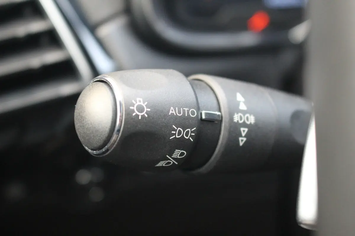 E-Tense 4x4 Performance Line | Pano | Leder / Alcantara | Memory | Camera | Focal Audio | CarPlay | Climate & Cruise C. | Pano | Leder / Alcantara | Memory | Camera | Focal Audio | CarPlay |