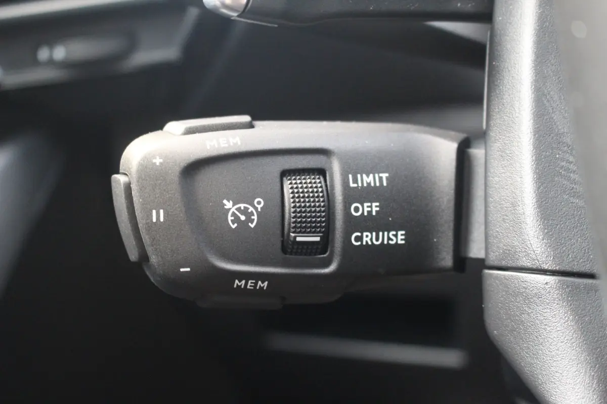 E-Tense 4x4 Performance Line | Pano | Leder / Alcantara | Memory | Camera | Focal Audio | CarPlay | Climate & Cruise C. | Pano | Leder / Alcantara | Memory | Camera | Focal Audio | CarPlay |
