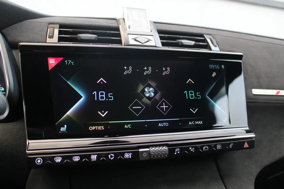 E-Tense 4x4 Performance Line | Pano | Leder / Alcantara | Memory | Camera | Focal Audio | CarPlay | Climate & Cruise C. | Pano | Leder / Alcantara | Memory | Camera | Focal Audio | CarPlay |