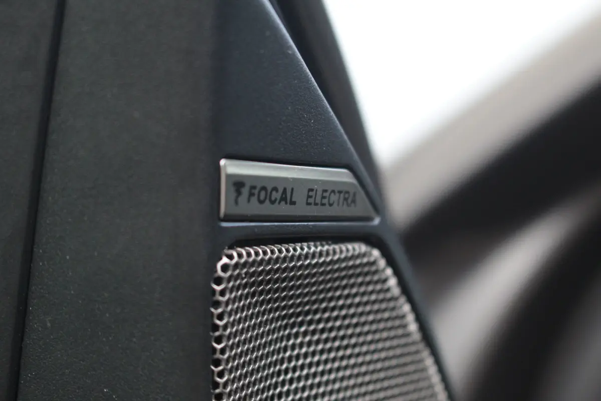 E-Tense 4x4 Performance Line | Pano | Leder / Alcantara | Memory | Camera | Focal Audio | CarPlay | Climate & Cruise C. | Pano | Leder / Alcantara | Memory | Camera | Focal Audio | CarPlay |