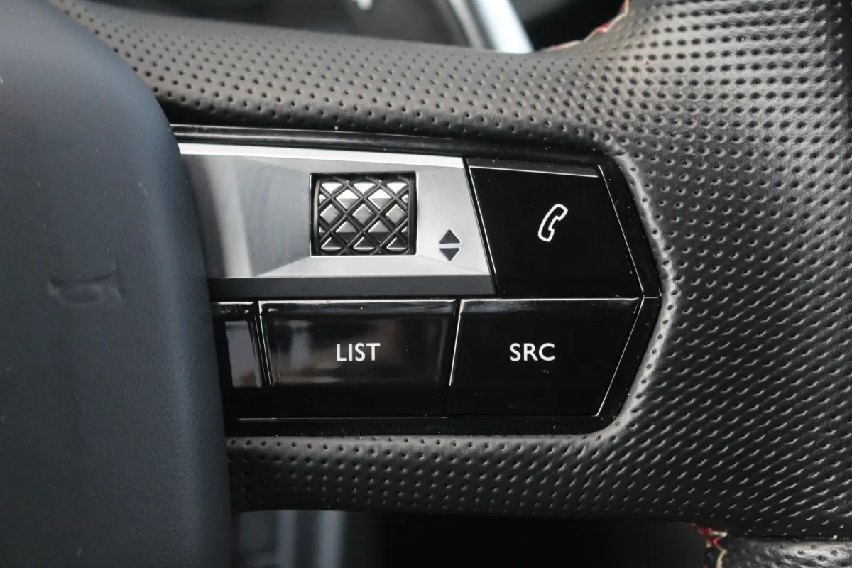 E-Tense 4x4 Performance Line | Pano | Leder / Alcantara | Memory | Camera | Focal Audio | CarPlay | Climate & Cruise C. | Pano | Leder / Alcantara | Memory | Camera | Focal Audio | CarPlay |
