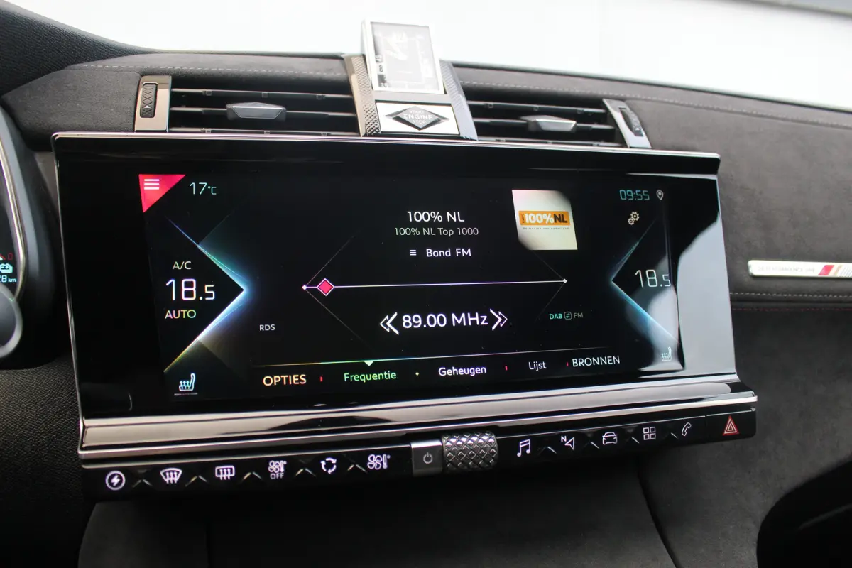 E-Tense 4x4 Performance Line | Pano | Leder / Alcantara | Memory | Camera | Focal Audio | CarPlay | Climate & Cruise C. | Pano | Leder / Alcantara | Memory | Camera | Focal Audio | CarPlay |