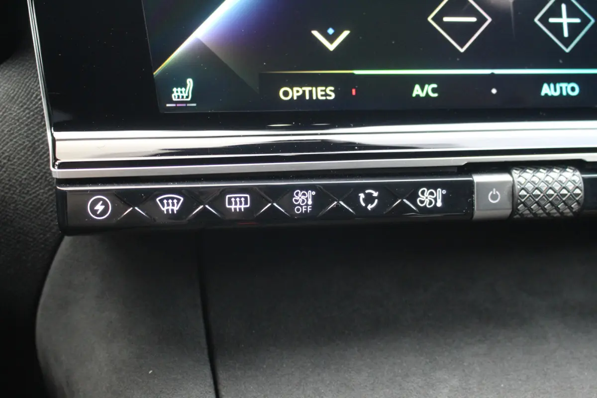 E-Tense 4x4 Performance Line | Pano | Leder / Alcantara | Memory | Camera | Focal Audio | CarPlay | Climate & Cruise C. | Pano | Leder / Alcantara | Memory | Camera | Focal Audio | CarPlay |