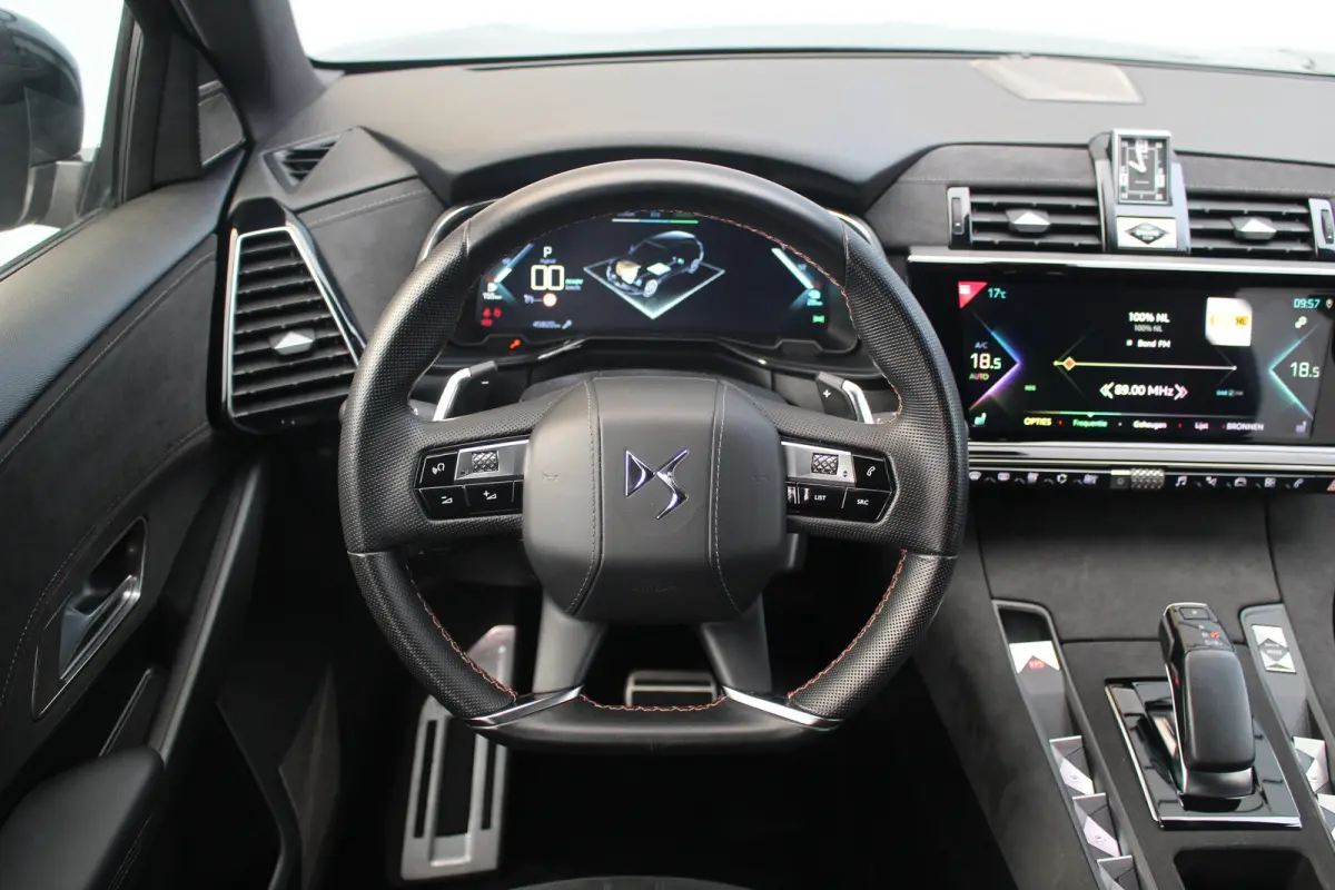 E-Tense 4x4 Performance Line | Pano | Leder / Alcantara | Memory | Camera | Focal Audio | CarPlay | Climate & Cruise C. | Pano | Leder / Alcantara | Memory | Camera | Focal Audio | CarPlay |