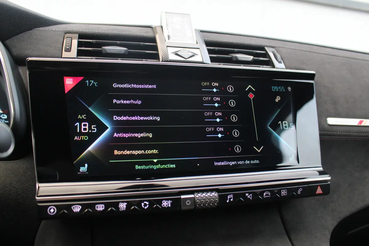 E-Tense 4x4 Performance Line | Pano | Leder / Alcantara | Memory | Camera | Focal Audio | CarPlay | Climate & Cruise C. | Pano | Leder / Alcantara | Memory | Camera | Focal Audio | CarPlay |
