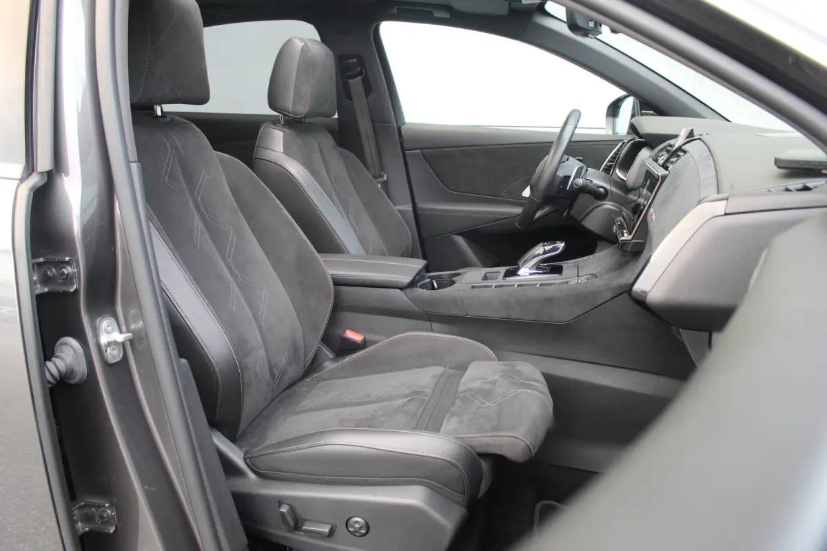 E-Tense 4x4 Performance Line | Pano | Leder / Alcantara | Memory | Camera | Focal Audio | CarPlay | Climate & Cruise C. | Pano | Leder / Alcantara | Memory | Camera | Focal Audio | CarPlay |
