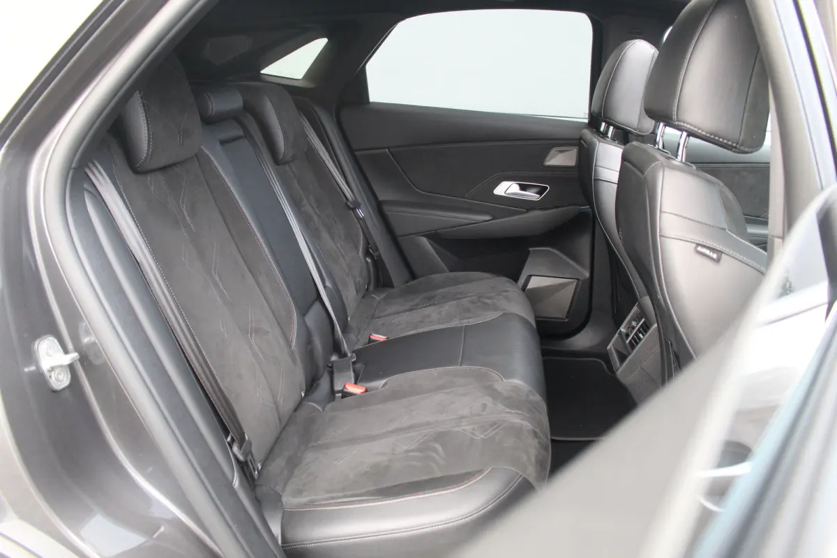 E-Tense 4x4 Performance Line | Pano | Leder / Alcantara | Memory | Camera | Focal Audio | CarPlay | Climate & Cruise C. | Pano | Leder / Alcantara | Memory | Camera | Focal Audio | CarPlay |