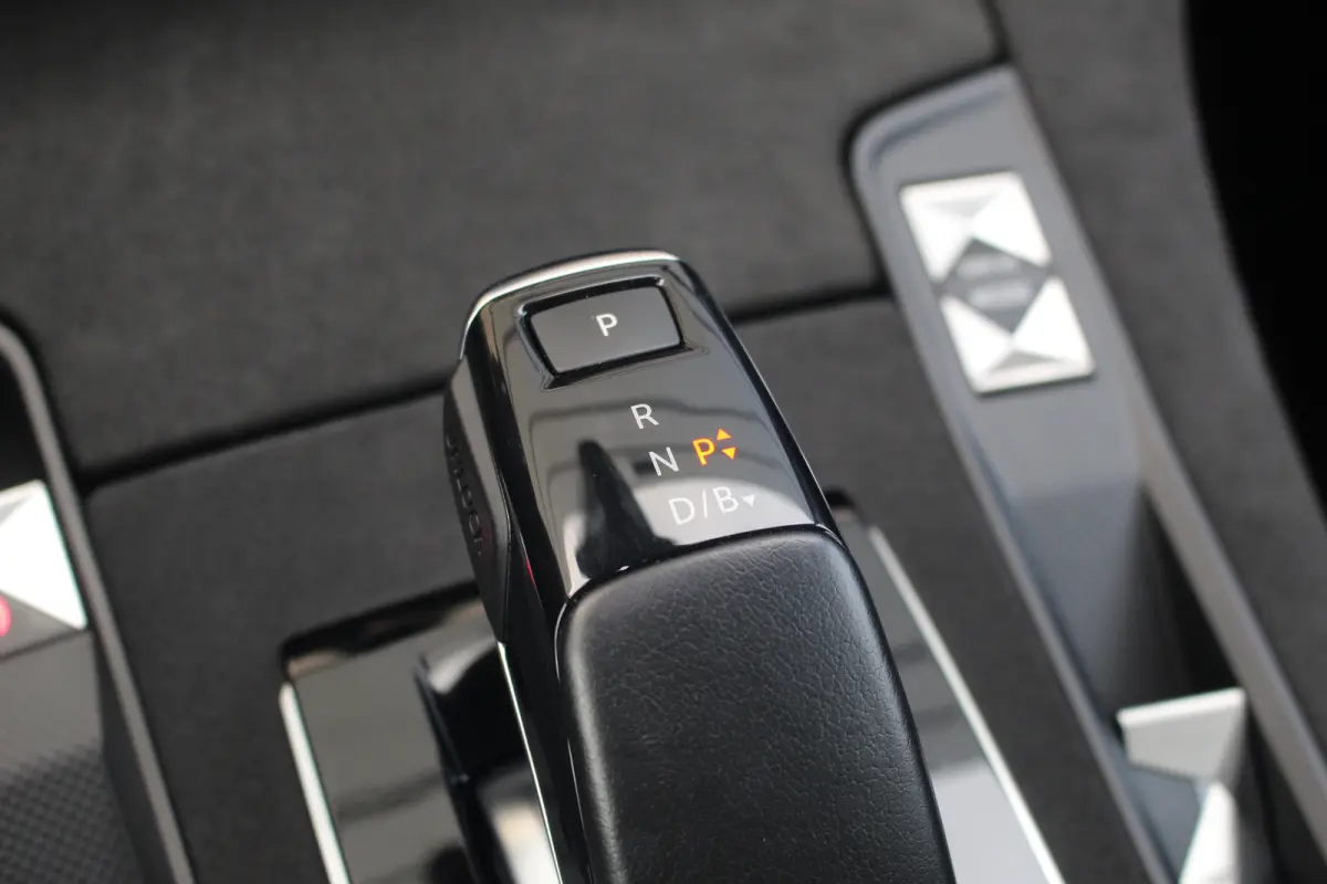 E-Tense 4x4 Performance Line | Pano | Leder / Alcantara | Memory | Camera | Focal Audio | CarPlay | Climate & Cruise C. | Pano | Leder / Alcantara | Memory | Camera | Focal Audio | CarPlay |