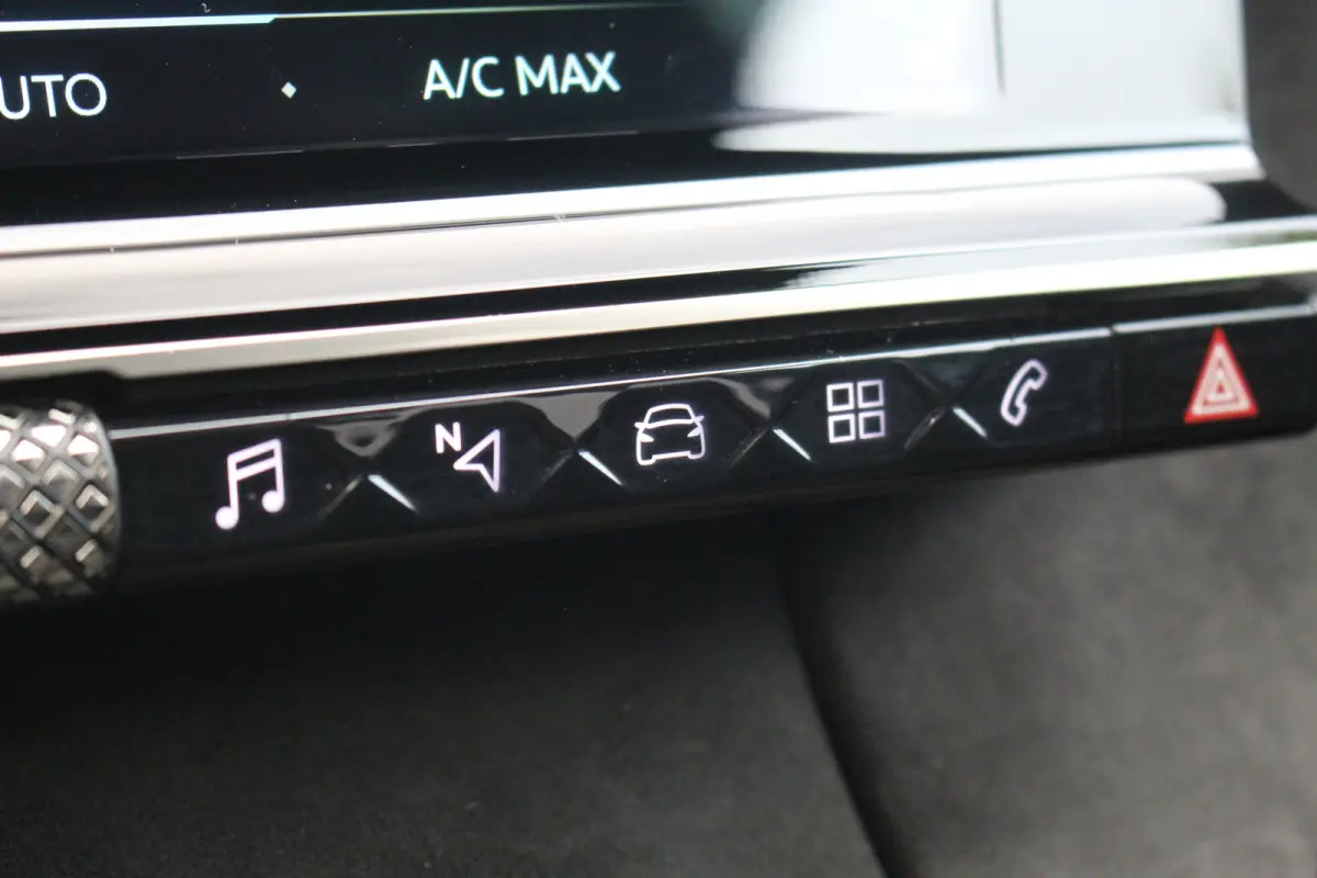 E-Tense 4x4 Performance Line | Pano | Leder / Alcantara | Memory | Camera | Focal Audio | CarPlay | Climate & Cruise C. | Pano | Leder / Alcantara | Memory | Camera | Focal Audio | CarPlay |