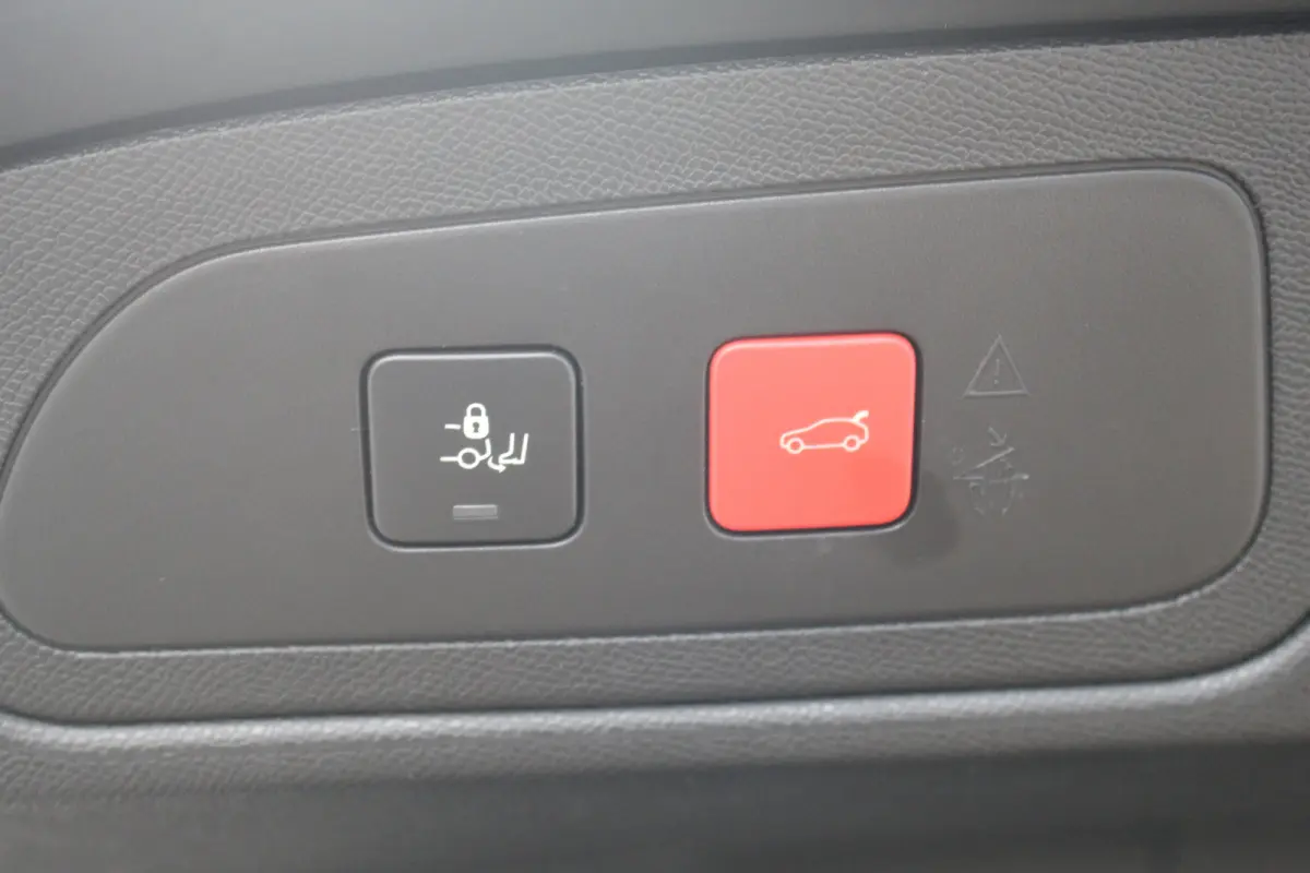 E-Tense 4x4 Performance Line | Pano | Leder / Alcantara | Memory | Camera | Focal Audio | CarPlay | Climate & Cruise C. | Pano | Leder / Alcantara | Memory | Camera | Focal Audio | CarPlay |