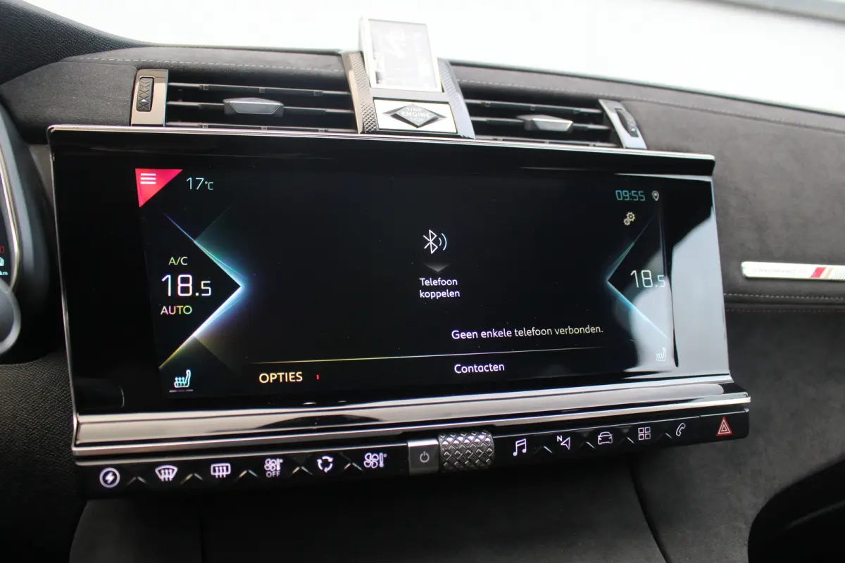 E-Tense 4x4 Performance Line | Pano | Leder / Alcantara | Memory | Camera | Focal Audio | CarPlay | Climate & Cruise C. | Pano | Leder / Alcantara | Memory | Camera | Focal Audio | CarPlay |