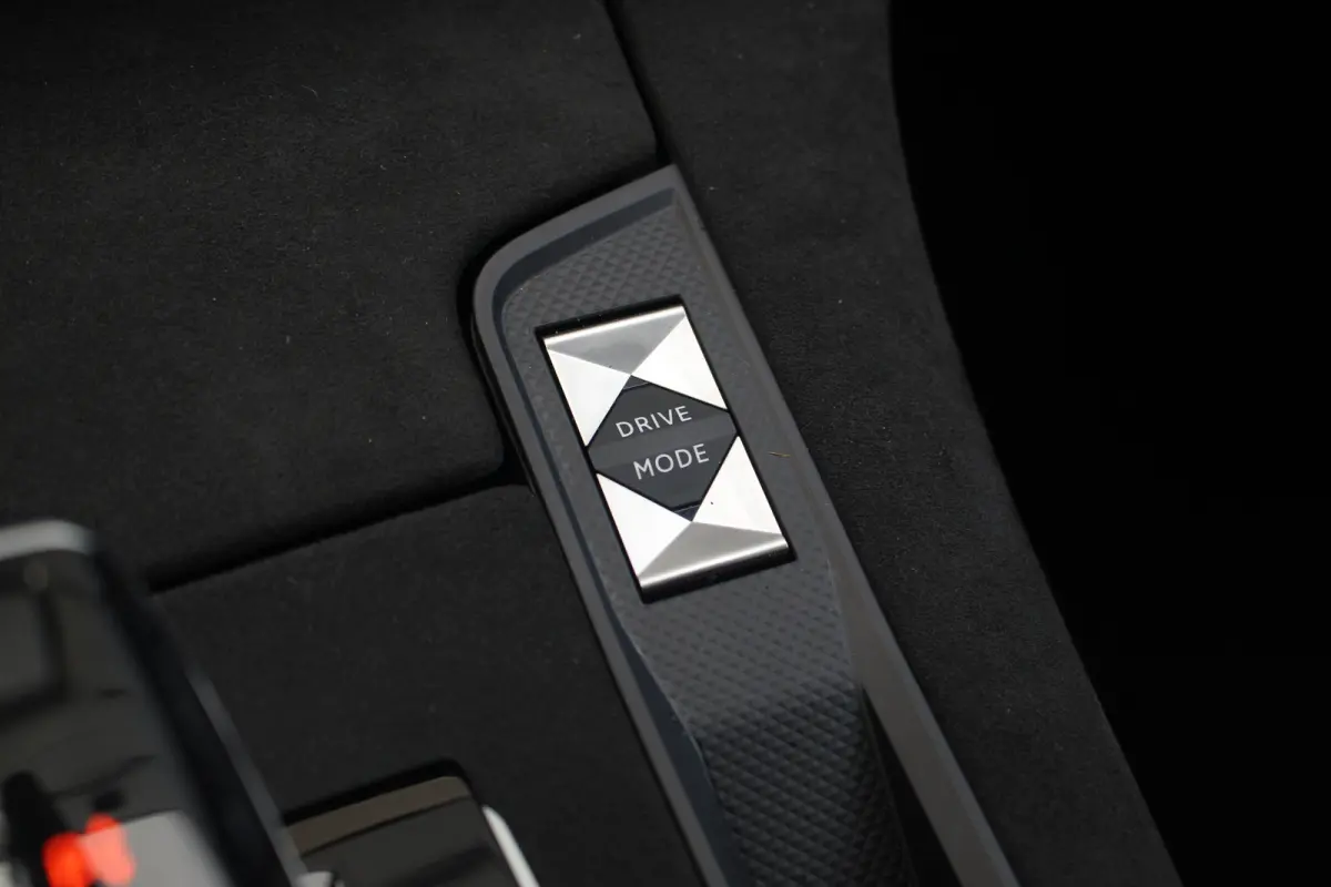 E-Tense 4x4 Performance Line | Pano | Leder / Alcantara | Memory | Camera | Focal Audio | CarPlay | Climate & Cruise C. | Pano | Leder / Alcantara | Memory | Camera | Focal Audio | CarPlay |