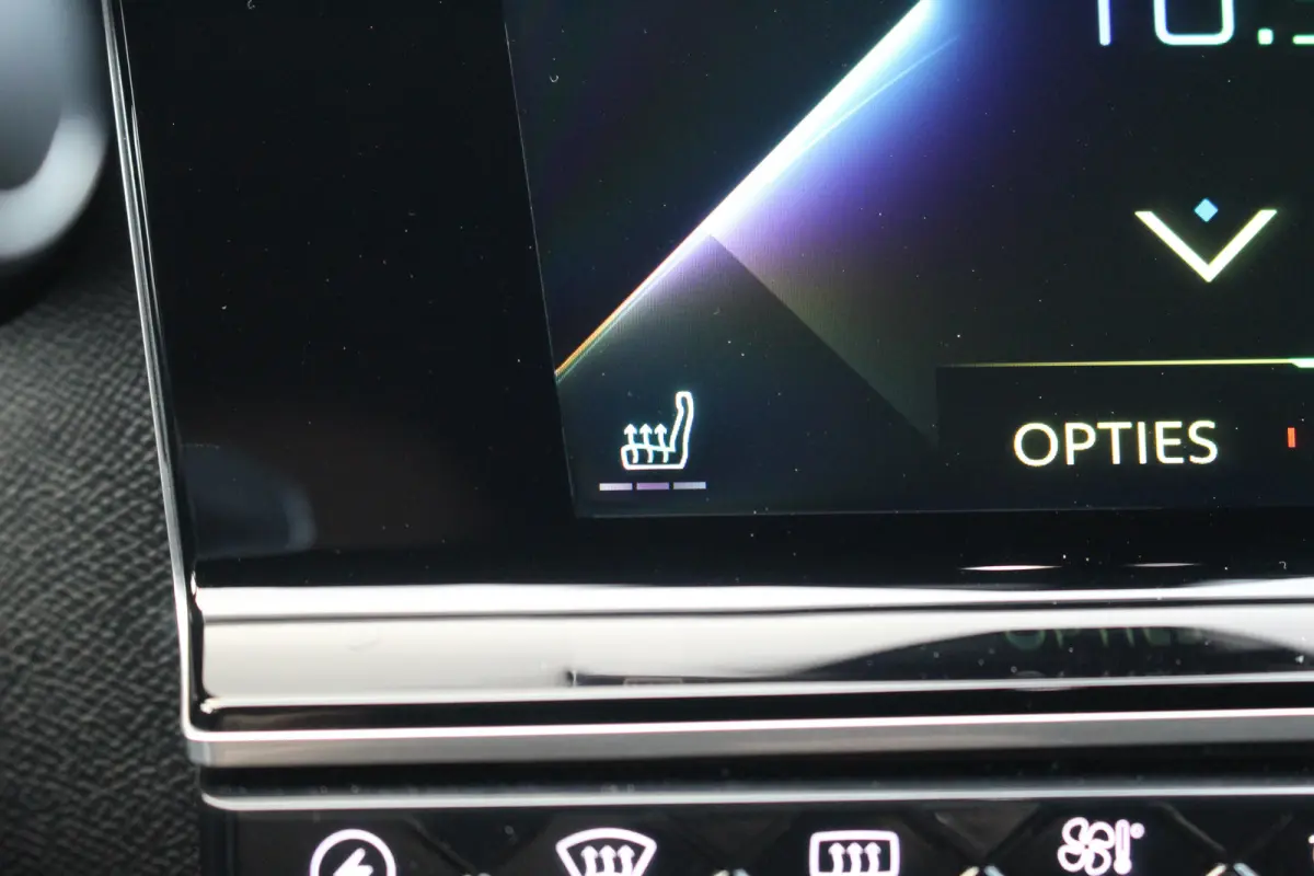 E-Tense 4x4 Performance Line | Pano | Leder / Alcantara | Memory | Camera | Focal Audio | CarPlay | Climate & Cruise C. | Pano | Leder / Alcantara | Memory | Camera | Focal Audio | CarPlay |