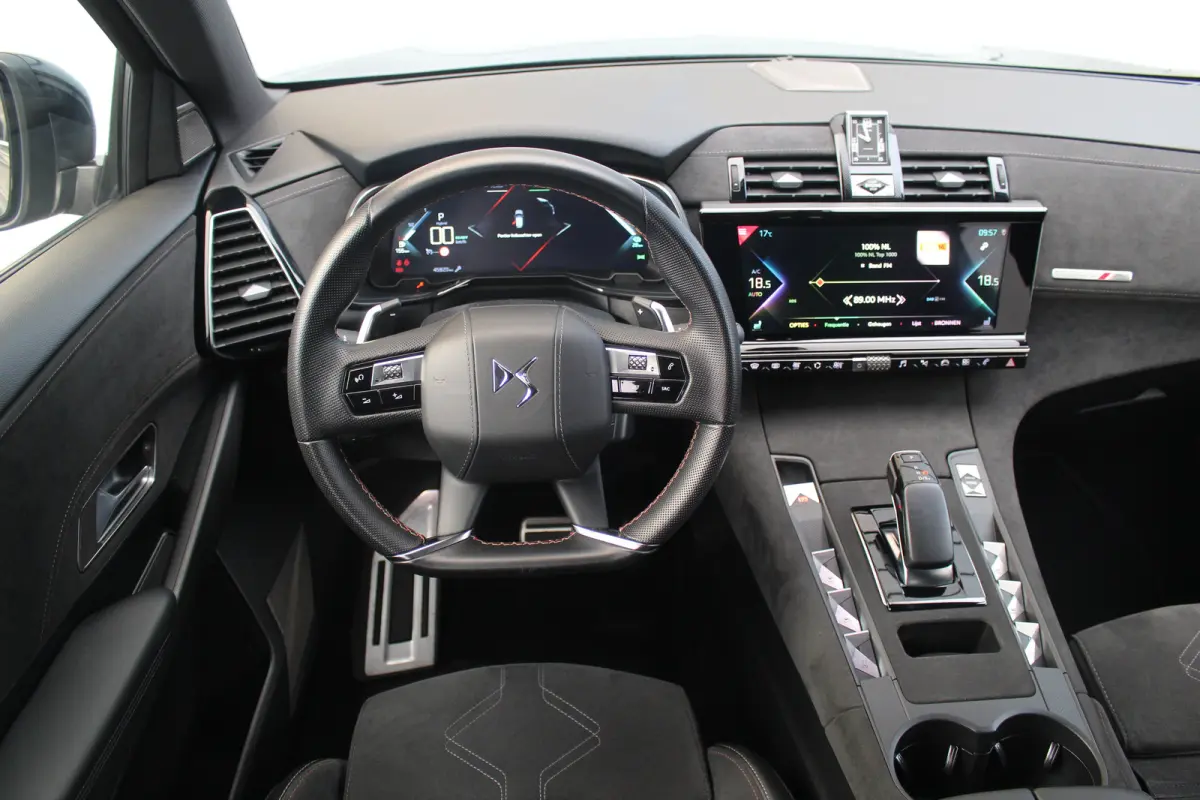 E-Tense 4x4 Performance Line | Pano | Leder / Alcantara | Memory | Camera | Focal Audio | CarPlay | Climate & Cruise C. | Pano | Leder / Alcantara | Memory | Camera | Focal Audio | CarPlay |