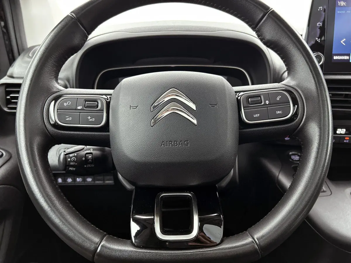 Shine 50 kWh 136pk | Accu 96% | Navigatie via Apple Carplay / Android Auto | Panoramadak | Achteruitrijcamera | Climate Control | Cruise Control | Parkeersensoren v+a | Winterpakket | Keyles