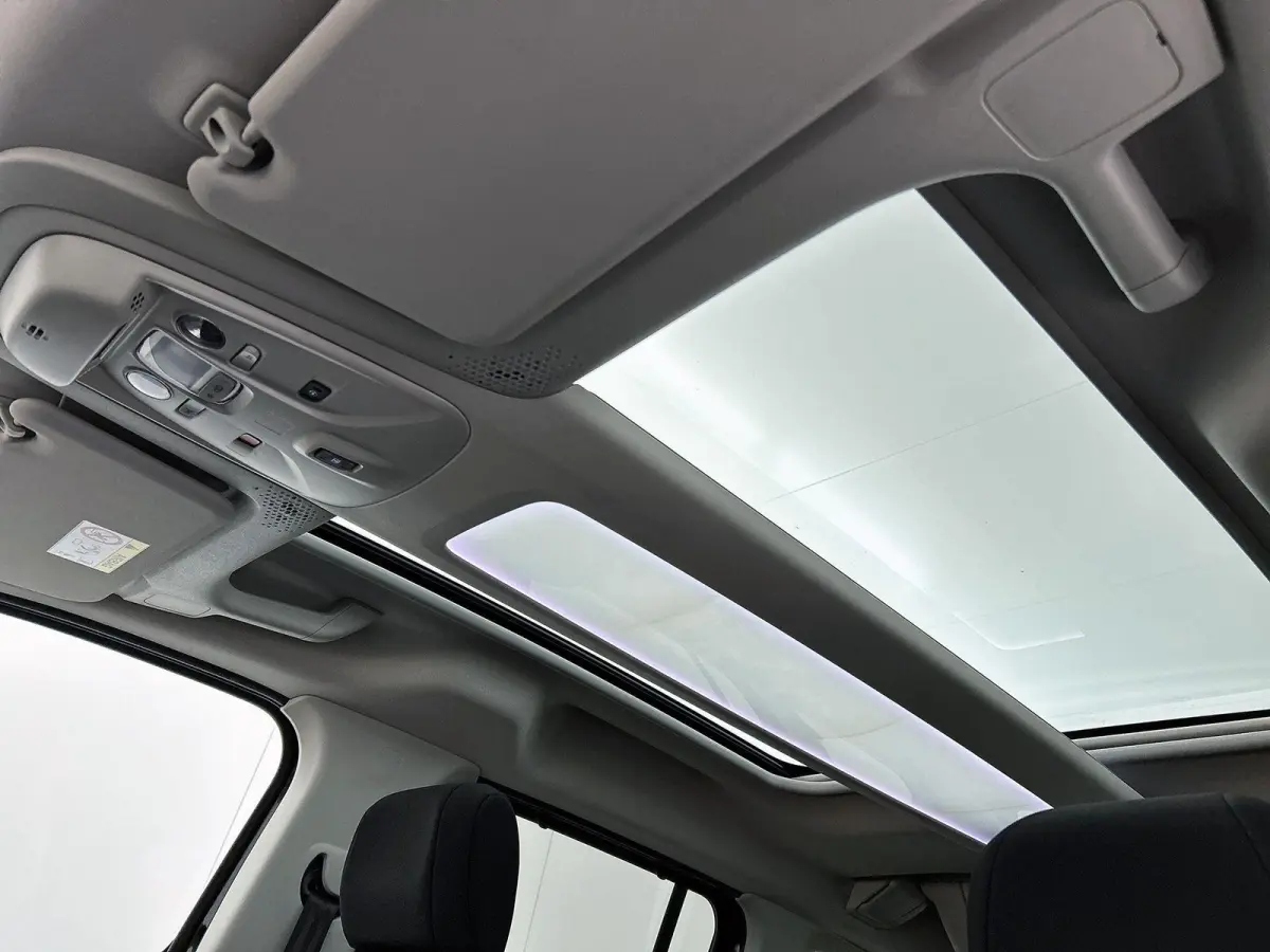 Shine 50 kWh 136pk | Accu 96% | Navigatie via Apple Carplay / Android Auto | Panoramadak | Achteruitrijcamera | Climate Control | Cruise Control | Parkeersensoren v+a | Winterpakket | Keyles