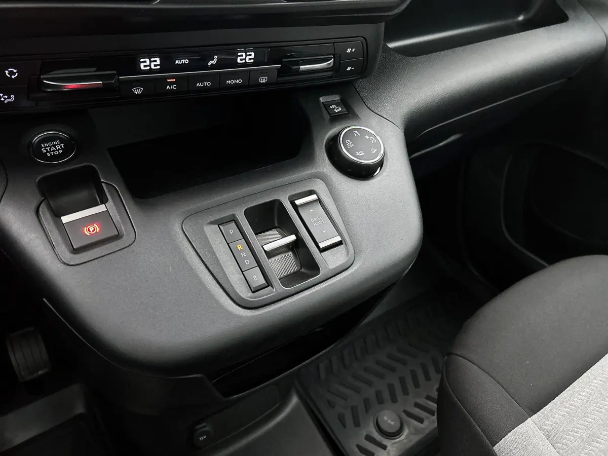 Shine 50 kWh 136pk | Accu 96% | Navigatie via Apple Carplay / Android Auto | Panoramadak | Achteruitrijcamera | Climate Control | Cruise Control | Parkeersensoren v+a | Winterpakket | Keyles