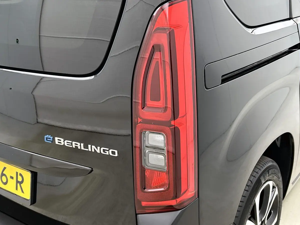 Shine 50 kWh 136pk | Accu 96% | Navigatie via Apple Carplay / Android Auto | Panoramadak | Achteruitrijcamera | Climate Control | Cruise Control | Parkeersensoren v+a | Winterpakket | Keyles