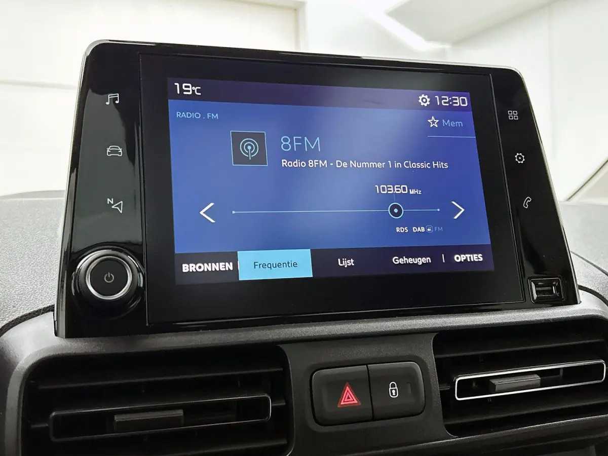 Shine 50 kWh 136pk | Accu 96% | Navigatie via Apple Carplay / Android Auto | Panoramadak | Achteruitrijcamera | Climate Control | Cruise Control | Parkeersensoren v+a | Winterpakket | Keyles