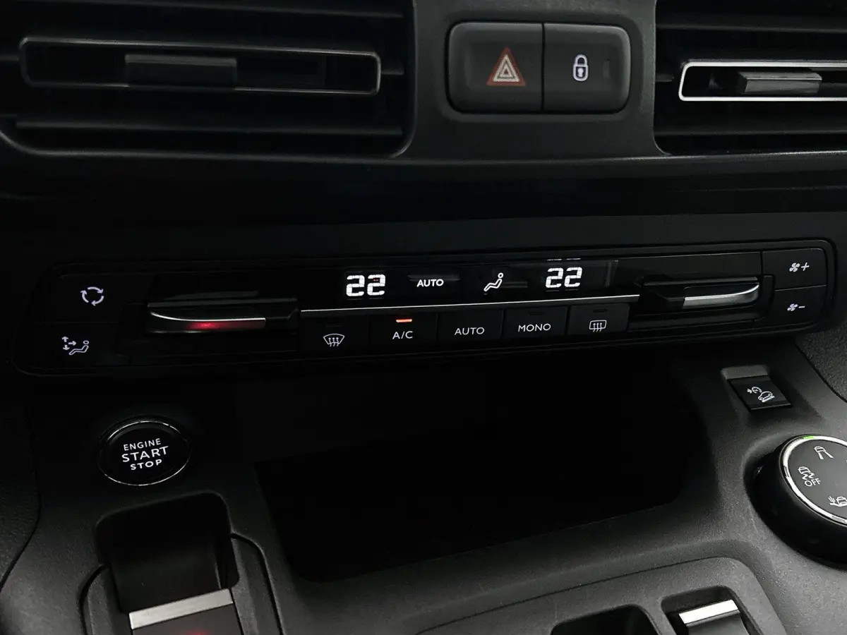 Shine 50 kWh 136pk | Accu 96% | Navigatie via Apple Carplay / Android Auto | Panoramadak | Achteruitrijcamera | Climate Control | Cruise Control | Parkeersensoren v+a | Winterpakket | Keyles