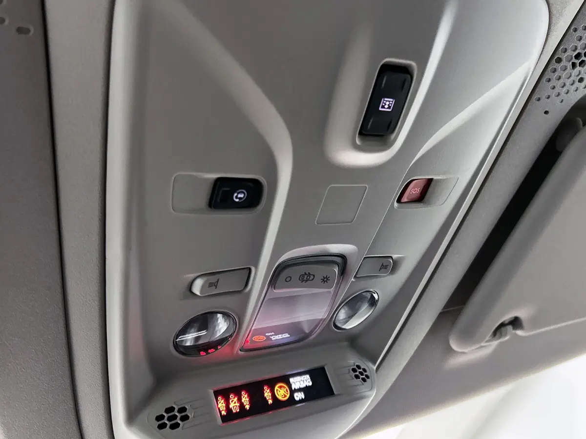 Shine 50 kWh 136pk | Accu 96% | Navigatie via Apple Carplay / Android Auto | Panoramadak | Achteruitrijcamera | Climate Control | Cruise Control | Parkeersensoren v+a | Winterpakket | Keyles