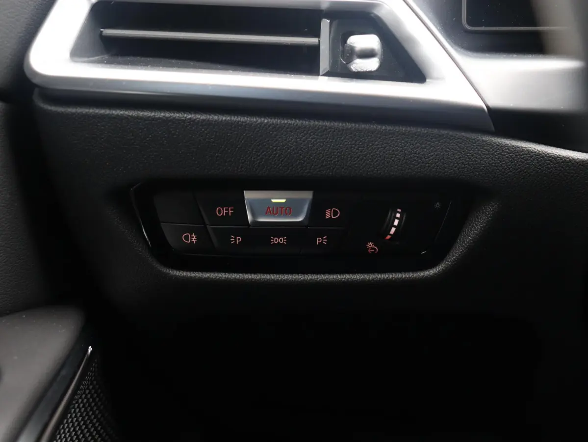 320i | M Sportpakket | Panodak | Trekhaak | Adaptive Cruise Control | Hi-Fi | Camera | Comfort Access | 18'' LMV