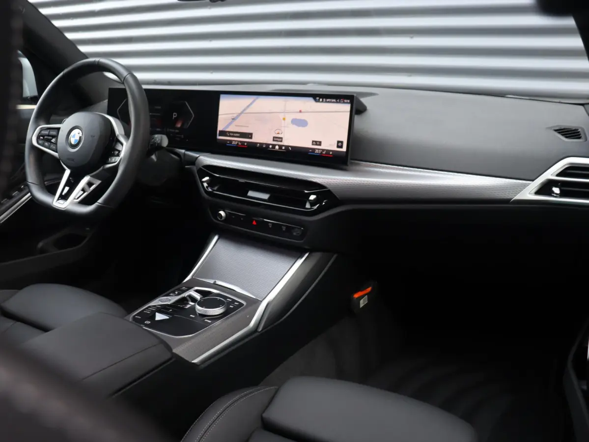320i | M Sportpakket | Panodak | Trekhaak | Adaptive Cruise Control | Hi-Fi | Camera | Comfort Access | 18'' LMV