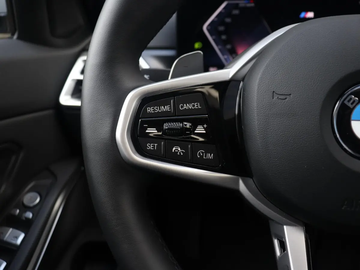 320i | M Sportpakket | Panodak | Trekhaak | Adaptive Cruise Control | Hi-Fi | Camera | Comfort Access | 18'' LMV