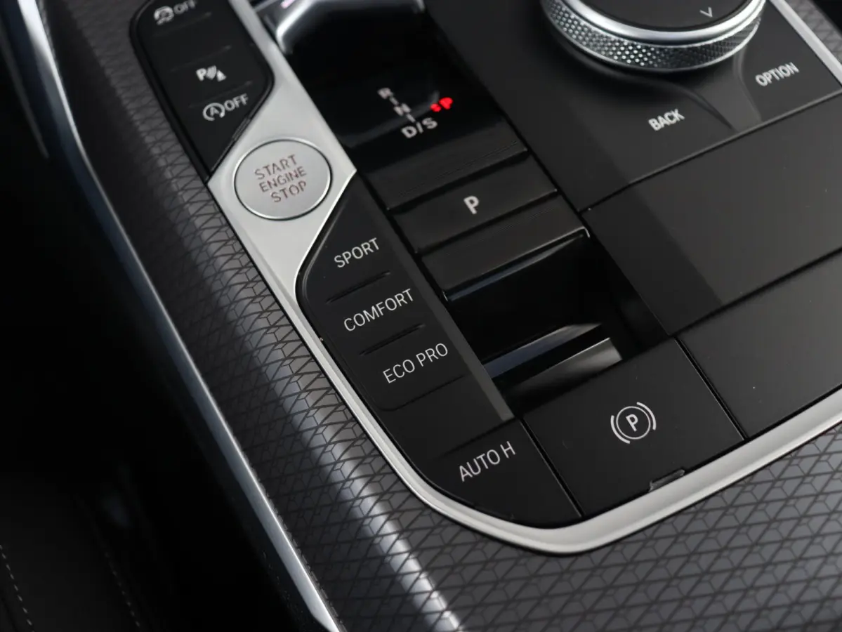 320i | M Sportpakket | Panodak | Trekhaak | Adaptive Cruise Control | Hi-Fi | Camera | Comfort Access | 18'' LMV