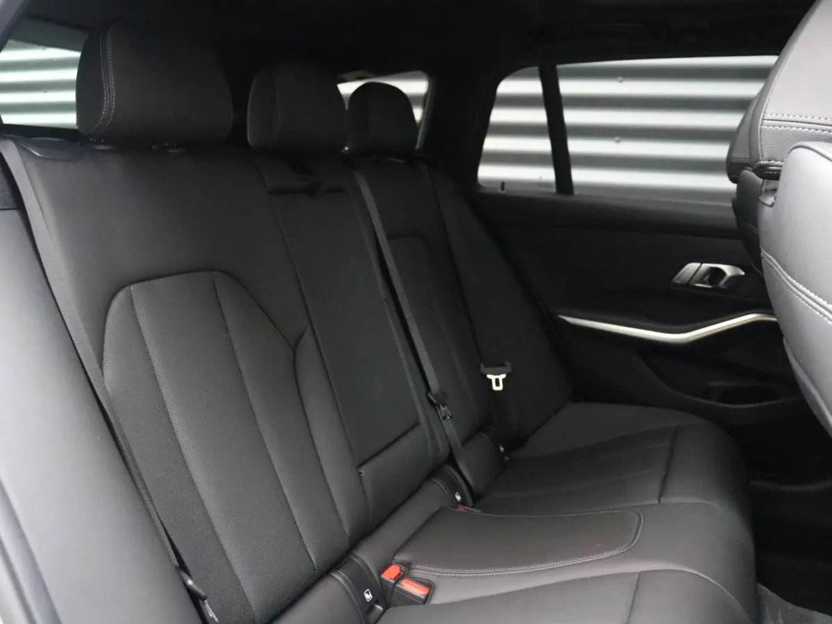 320i | M Sportpakket | Panodak | Trekhaak | Adaptive Cruise Control | Hi-Fi | Camera | Comfort Access | 18'' LMV