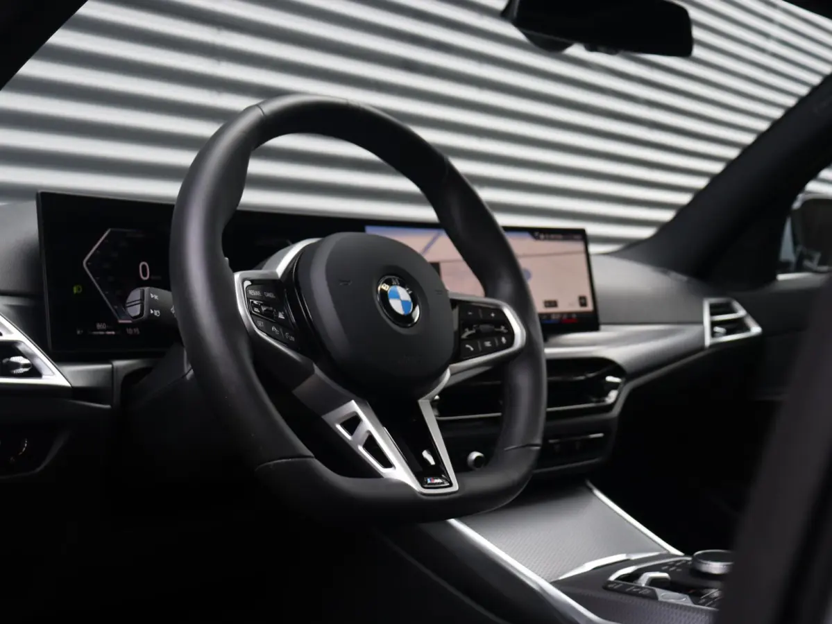 320i | M Sportpakket | Panodak | Trekhaak | Adaptive Cruise Control | Hi-Fi | Camera | Comfort Access | 18'' LMV