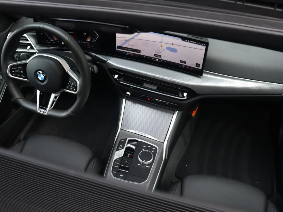 320i | M Sportpakket | Panodak | Trekhaak | Adaptive Cruise Control | Hi-Fi | Camera | Comfort Access | 18'' LMV