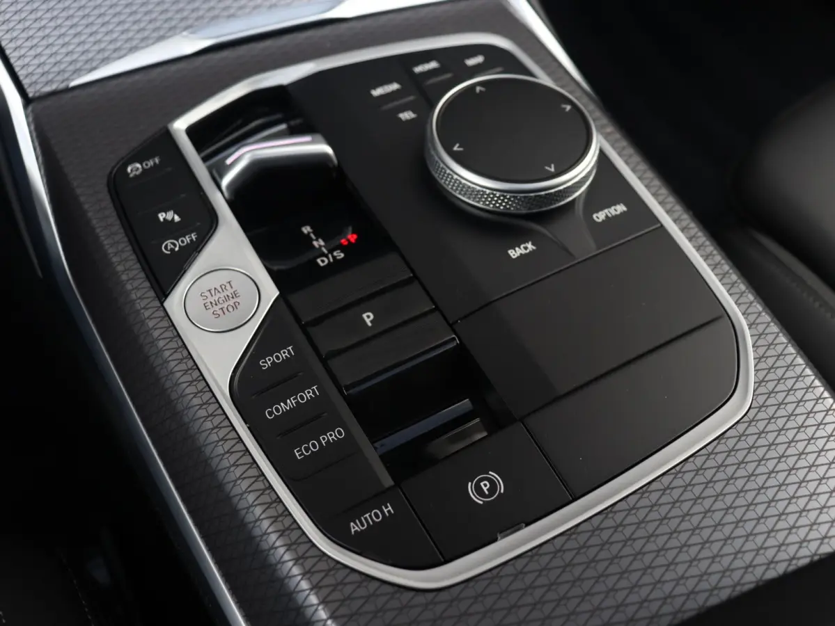 320i | M Sportpakket | Panodak | Trekhaak | Adaptive Cruise Control | Hi-Fi | Camera | Comfort Access | 18'' LMV