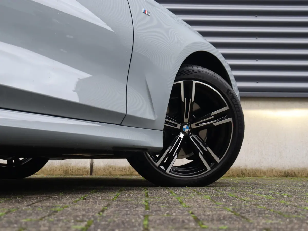 320i | M Sportpakket | Panodak | Trekhaak | Adaptive Cruise Control | Hi-Fi | Camera | Comfort Access | 18'' LMV