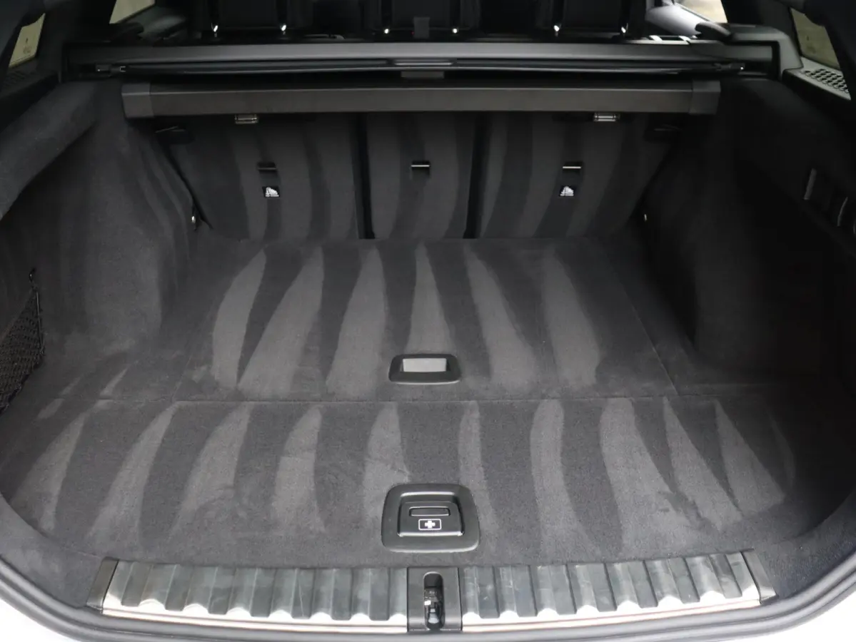320i | M Sportpakket | Panodak | Trekhaak | Adaptive Cruise Control | Hi-Fi | Camera | Comfort Access | 18'' LMV